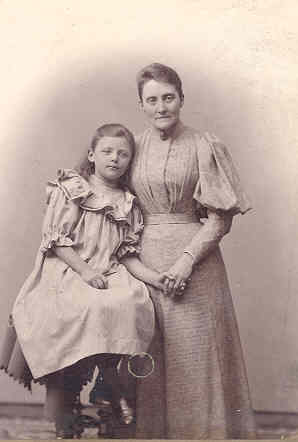 Ellen with her mother Maria Hoyer